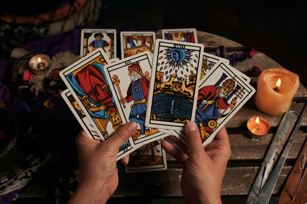 Imagem de capa de Tarot Reading: Unlocking Mysteries and Insights